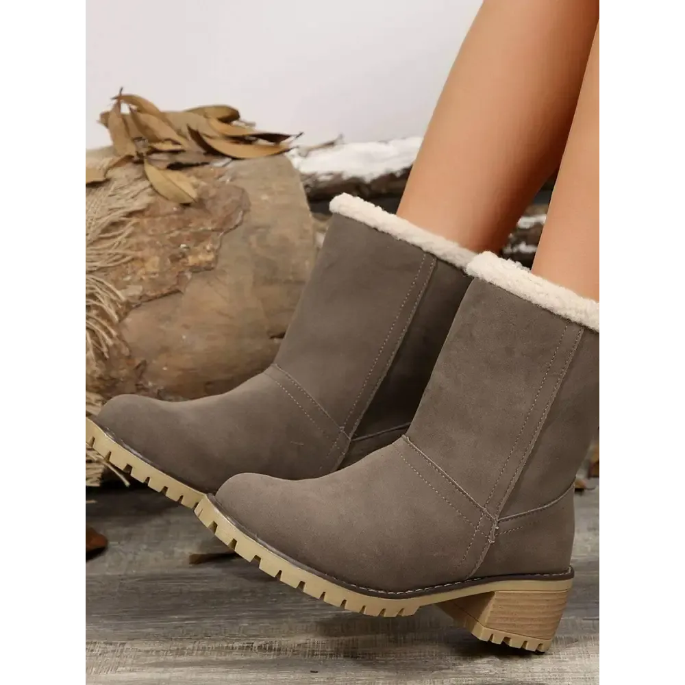 Sophisticated Mid Heels for Luxury Fashion Enthusiasts